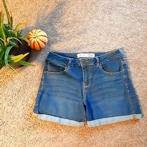 Super cute jean shorts with four real pockets!!